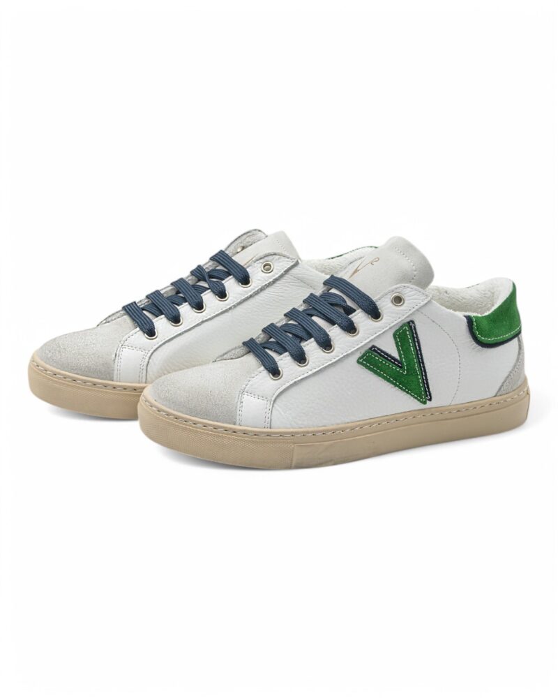 Sneakers uomo V2 con lettering logo camoscio