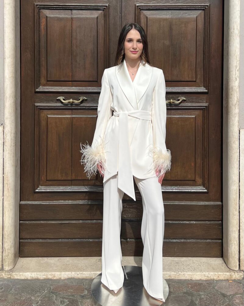 Tailleur Elena Casali con dettaglio piuma su manica