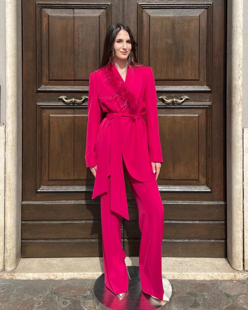 Tailleur Elena Casali con dettaglio piuma frontale